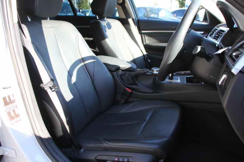 BMW 3シリーズ 320d ﾗｸﾞｼﾞｭｱﾘｰ 後期 【特選車･8月21日迄期間限定掲載】真珠色 新ｴﾝｼﾞﾝ 8C20型 ﾋｰﾀｰ黒革 LEDﾍｯﾄﾞﾗｲﾄ&ﾃｰﾙ 追従ACC ﾚｰﾝﾁｪﾝｼﾞ警告 衝突軽減ﾌﾞﾚｰｷ ﾀｯﾁﾊﾟｯﾄﾞ対応HDDﾅﾋﾞBluetooth接続 Bｶﾒﾗ ｽﾏｰﾄｷｰ ｸﾛｰﾑﾗｲﾝｴｸｽﾃﾘｱ 2年保証