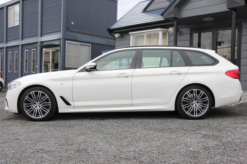 BMW 5シリーズ 530i ﾂｰﾘﾝｸﾞMｽﾎﾟｰﾂ ｾﾚｸﾄP 型式変更後｢JT20｣ 変更後液晶ﾒｰﾀｰ 高出力 252馬力 ﾊﾟﾉﾗﾏｻﾝﾙｰﾌ ﾊｰﾏﾝｶｰﾄﾞﾝｻﾗｳﾝﾄﾞ4ｿﾞｰﾝｴｱｺﾝ 全席ﾋｰﾀｰ黒革 19AW Mｽﾎﾟｰﾂﾌﾞﾚｰｷ Pｱｼｽﾄﾌﾟﾗｽ 360度ｶﾒﾗ ﾀｯﾁ画面ﾅﾋﾞTV 2年保証