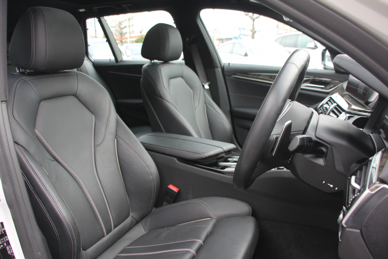 BMW 5シリーズ 530i ﾂｰﾘﾝｸﾞMｽﾎﾟｰﾂ ｾﾚｸﾄP 型式変更後｢JT20｣ 変更後液晶ﾒｰﾀｰ 高出力 252馬力 ﾊﾟﾉﾗﾏｻﾝﾙｰﾌ ﾊｰﾏﾝｶｰﾄﾞﾝｻﾗｳﾝﾄﾞ4ｿﾞｰﾝｴｱｺﾝ 全席ﾋｰﾀｰ黒革 19AW Mｽﾎﾟｰﾂﾌﾞﾚｰｷ Pｱｼｽﾄﾌﾟﾗｽ 360度ｶﾒﾗ ﾀｯﾁ画面ﾅﾋﾞTV 2年保証