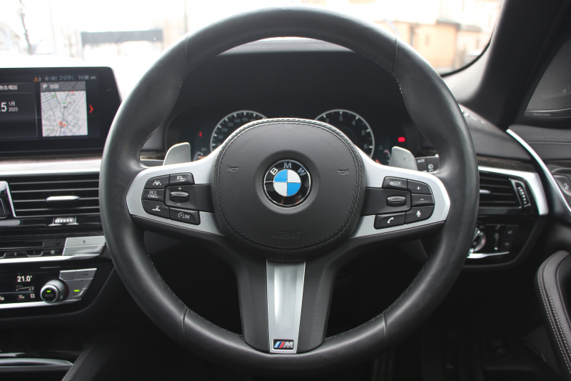 BMW 5シリーズ 530i ﾂｰﾘﾝｸﾞMｽﾎﾟｰﾂ ｾﾚｸﾄP 型式変更後｢JT20｣ 変更後液晶ﾒｰﾀｰ 高出力 252馬力 ﾊﾟﾉﾗﾏｻﾝﾙｰﾌ ﾊｰﾏﾝｶｰﾄﾞﾝｻﾗｳﾝﾄﾞ4ｿﾞｰﾝｴｱｺﾝ 全席ﾋｰﾀｰ黒革 19AW Mｽﾎﾟｰﾂﾌﾞﾚｰｷ Pｱｼｽﾄﾌﾟﾗｽ 360度ｶﾒﾗ ﾀｯﾁ画面ﾅﾋﾞTV 2年保証