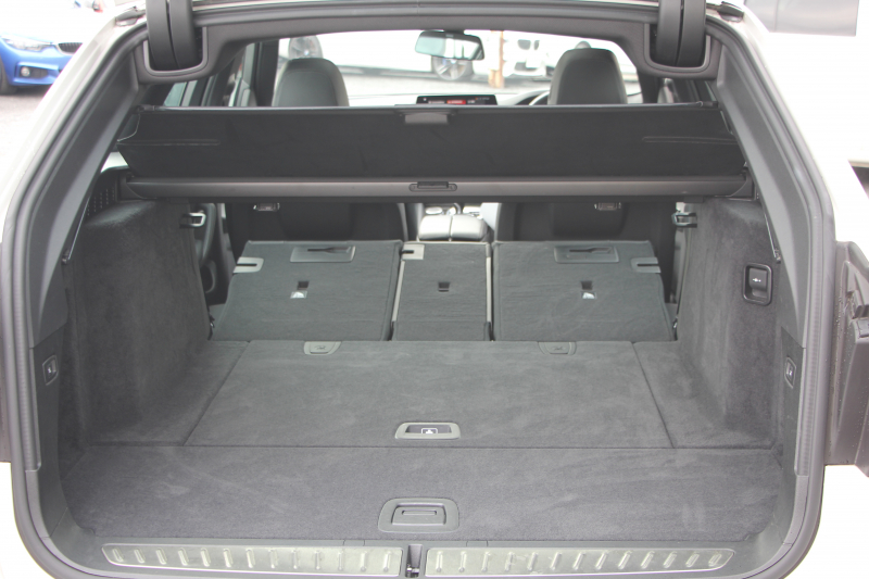 BMW 5シリーズ 530i ﾂｰﾘﾝｸﾞMｽﾎﾟｰﾂ ｾﾚｸﾄP 型式変更後｢JT20｣ 変更後液晶ﾒｰﾀｰ 高出力 252馬力 ﾊﾟﾉﾗﾏｻﾝﾙｰﾌ ﾊｰﾏﾝｶｰﾄﾞﾝｻﾗｳﾝﾄﾞ4ｿﾞｰﾝｴｱｺﾝ 全席ﾋｰﾀｰ黒革 19AW Mｽﾎﾟｰﾂﾌﾞﾚｰｷ Pｱｼｽﾄﾌﾟﾗｽ 360度ｶﾒﾗ ﾀｯﾁ画面ﾅﾋﾞTV 2年保証