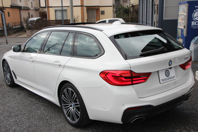 BMW 5シリーズ 530i ﾂｰﾘﾝｸﾞMｽﾎﾟｰﾂ ｾﾚｸﾄP 型式変更後｢JT20｣ 変更後液晶ﾒｰﾀｰ 高出力 252馬力 ﾊﾟﾉﾗﾏｻﾝﾙｰﾌ ﾊｰﾏﾝｶｰﾄﾞﾝｻﾗｳﾝﾄﾞ4ｿﾞｰﾝｴｱｺﾝ 全席ﾋｰﾀｰ黒革 19AW Mｽﾎﾟｰﾂﾌﾞﾚｰｷ Pｱｼｽﾄﾌﾟﾗｽ 360度ｶﾒﾗ ﾀｯﾁ画面ﾅﾋﾞTV 2年保証