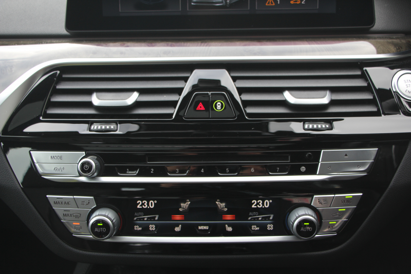 BMW 5シリーズ 530i ﾂｰﾘﾝｸﾞMｽﾎﾟｰﾂ ｾﾚｸﾄP 型式変更後｢JT20｣ 変更後液晶ﾒｰﾀｰ 高出力 252馬力 ﾊﾟﾉﾗﾏｻﾝﾙｰﾌ ﾊｰﾏﾝｶｰﾄﾞﾝｻﾗｳﾝﾄﾞ4ｿﾞｰﾝｴｱｺﾝ 全席ﾋｰﾀｰ黒革 19AW Mｽﾎﾟｰﾂﾌﾞﾚｰｷ Pｱｼｽﾄﾌﾟﾗｽ 360度ｶﾒﾗ ﾀｯﾁ画面ﾅﾋﾞTV 2年保証