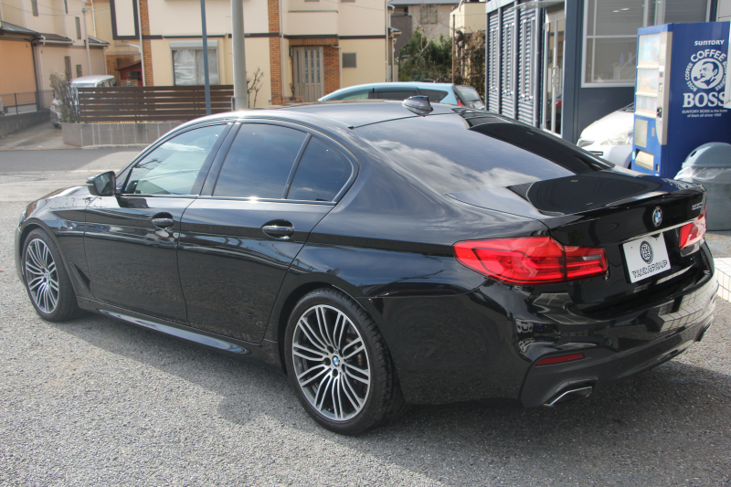 BMW 5シリーズ 530i Mｽﾎﾟｰﾂ ｺﾝﾌｫｰﾄP 型式変更後｢JR20｣ 252馬力 全席ﾋｰﾀｰ黒革 ｺﾝﾌｫｰﾄｼｰﾄ&ﾍﾞﾝﾁﾚｰｼｮﾝ ｿﾌﾄｸﾛｰｽﾞﾄﾞｱ HUD 追従ACC ｽﾃｱﾘﾝｸﾞｻﾎﾟｰﾄ 変更後全面液晶ﾒｰﾀｰ ﾀｯﾁ画面HDDﾅﾋﾞTV 360度ｶﾒﾗ 2年保証
