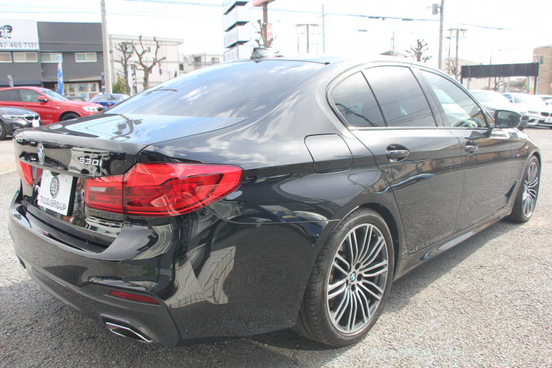 BMW 5シリーズ 530i Mｽﾎﾟｰﾂ ｺﾝﾌｫｰﾄP 型式変更後｢JR20｣ 252馬力 全席ﾋｰﾀｰ黒革 ｺﾝﾌｫｰﾄｼｰﾄ&ﾍﾞﾝﾁﾚｰｼｮﾝ ｿﾌﾄｸﾛｰｽﾞﾄﾞｱ HUD 追従ACC ｽﾃｱﾘﾝｸﾞｻﾎﾟｰﾄ 変更後全面液晶ﾒｰﾀｰ ﾀｯﾁ画面HDDﾅﾋﾞTV 360度ｶﾒﾗ 2年保証
