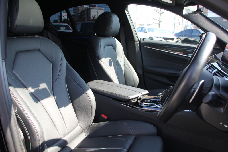 BMW 5シリーズ 523d Xdrive Mｽﾎﾟｰﾂ ｴﾃﾞｨｼｮﾝｼﾞｮｲﾌﾟﾗｽ 4WD LCI後期 ｾﾚｸﾄP ﾌｪｲｽﾘﾌﾄ後 ｻﾝﾙｰﾌ ﾊｰﾏﾝｶｰﾄﾞﾝｻﾗｳﾝﾄﾞﾋｰﾀｰ黒革 LEDﾍｯﾄﾞﾗｲﾄ BMWﾗｲﾌﾞｺｯｸﾋﾟｯﾄﾞApplecarplay対応 360度ｶﾒﾗ ｱﾝﾋﾞｴﾝﾄﾗｲﾄ 可変ｻｽﾍﾟﾝｼｮﾝ 2年保証