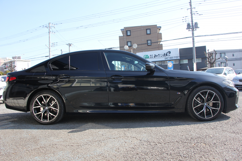 BMW 5シリーズ 523d Xdrive Mｽﾎﾟｰﾂ ｴﾃﾞｨｼｮﾝｼﾞｮｲﾌﾟﾗｽ 4WD LCI後期 ｾﾚｸﾄP ﾌｪｲｽﾘﾌﾄ後 ｻﾝﾙｰﾌ ﾊｰﾏﾝｶｰﾄﾞﾝｻﾗｳﾝﾄﾞﾋｰﾀｰ黒革 LEDﾍｯﾄﾞﾗｲﾄ BMWﾗｲﾌﾞｺｯｸﾋﾟｯﾄﾞApplecarplay対応 360度ｶﾒﾗ ｱﾝﾋﾞｴﾝﾄﾗｲﾄ 可変ｻｽﾍﾟﾝｼｮﾝ 2年保証