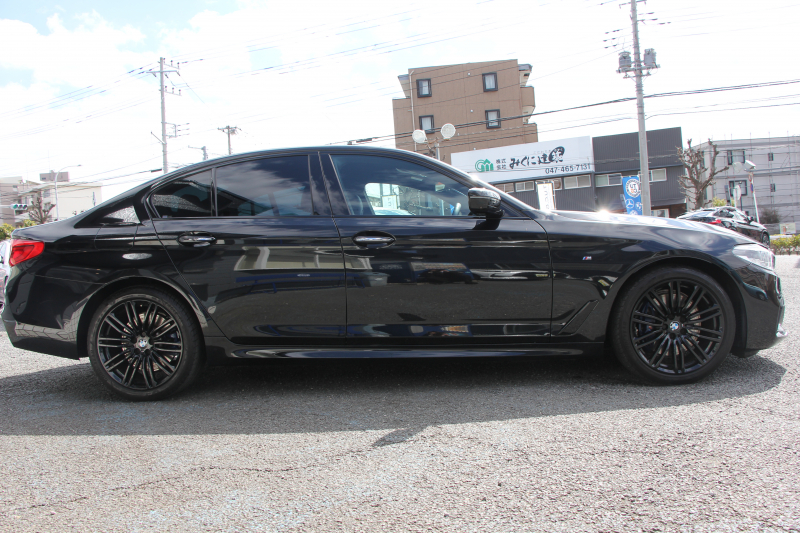 BMW 5シリーズ 530i ﾌﾞﾗｯｸｱｳﾄ 特別仕様車 1ｵｰﾅ 高出力 252馬力 ﾅｲﾄﾌﾞﾙｰﾚｻﾞｰ ｱﾀﾞﾌﾟﾃｨﾌﾞMｻｽ 専用19AW ﾌﾞﾗｯｸｷﾄﾞﾆｰｸﾞﾘﾙ 全席ﾋｰﾀｰ HUD ﾀｯﾁ画面HDDﾅﾋﾞTV 360度ｶﾒﾗ LEDﾍｯﾄﾞﾗｲﾄ 追従ACC ｽﾃｱﾘﾝｸﾞｻﾎﾟｰﾄ 2年保証