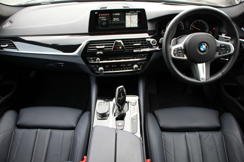 BMW 5シリーズ 530i ﾌﾞﾗｯｸｱｳﾄ 特別仕様車 1ｵｰﾅ 高出力 252馬力 ﾅｲﾄﾌﾞﾙｰﾚｻﾞｰ ｱﾀﾞﾌﾟﾃｨﾌﾞMｻｽ 専用19AW ﾌﾞﾗｯｸｷﾄﾞﾆｰｸﾞﾘﾙ 全席ﾋｰﾀｰ HUD ﾀｯﾁ画面HDDﾅﾋﾞTV 360度ｶﾒﾗ LEDﾍｯﾄﾞﾗｲﾄ 追従ACC ｽﾃｱﾘﾝｸﾞｻﾎﾟｰﾄ 2年保証