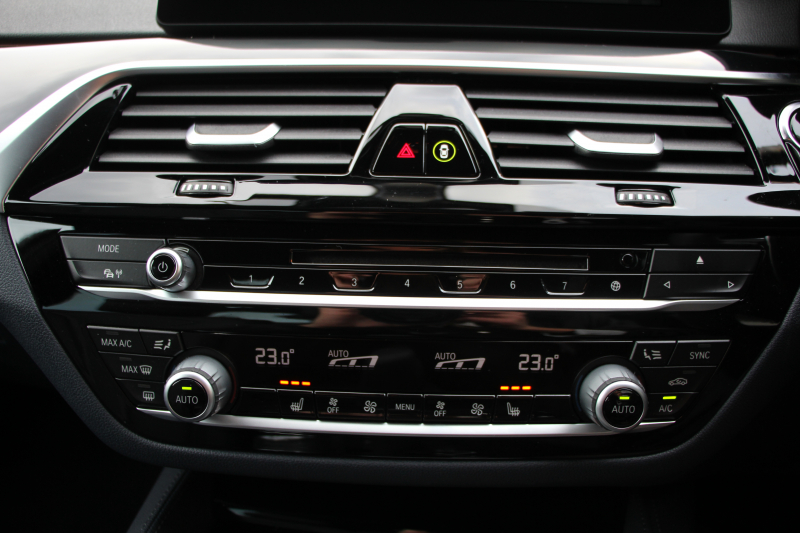 BMW 5シリーズ 530i ﾌﾞﾗｯｸｱｳﾄ 特別仕様車 1ｵｰﾅ 高出力 252馬力 ﾅｲﾄﾌﾞﾙｰﾚｻﾞｰ ｱﾀﾞﾌﾟﾃｨﾌﾞMｻｽ 専用19AW ﾌﾞﾗｯｸｷﾄﾞﾆｰｸﾞﾘﾙ 全席ﾋｰﾀｰ HUD ﾀｯﾁ画面HDDﾅﾋﾞTV 360度ｶﾒﾗ LEDﾍｯﾄﾞﾗｲﾄ 追従ACC ｽﾃｱﾘﾝｸﾞｻﾎﾟｰﾄ 2年保証