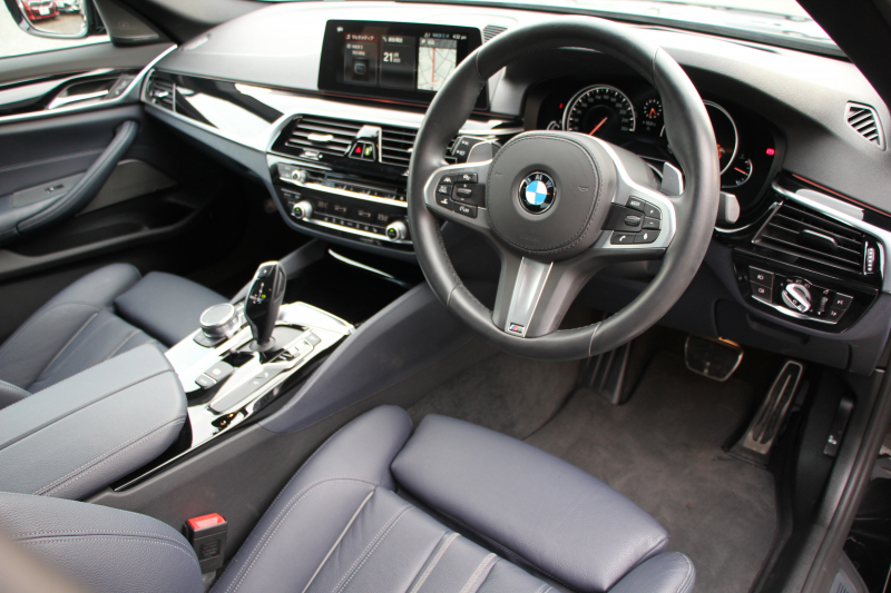 BMW 5シリーズ 530i ﾌﾞﾗｯｸｱｳﾄ 特別仕様車 1ｵｰﾅ 高出力 252馬力 ﾅｲﾄﾌﾞﾙｰﾚｻﾞｰ ｱﾀﾞﾌﾟﾃｨﾌﾞMｻｽ 専用19AW ﾌﾞﾗｯｸｷﾄﾞﾆｰｸﾞﾘﾙ 全席ﾋｰﾀｰ HUD ﾀｯﾁ画面HDDﾅﾋﾞTV 360度ｶﾒﾗ LEDﾍｯﾄﾞﾗｲﾄ 追従ACC ｽﾃｱﾘﾝｸﾞｻﾎﾟｰﾄ 2年保証