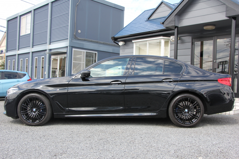 BMW 5シリーズ 530i ﾌﾞﾗｯｸｱｳﾄ 特別仕様車 1ｵｰﾅ 高出力 252馬力 ﾅｲﾄﾌﾞﾙｰﾚｻﾞｰ ｱﾀﾞﾌﾟﾃｨﾌﾞMｻｽ 専用19AW ﾌﾞﾗｯｸｷﾄﾞﾆｰｸﾞﾘﾙ 全席ﾋｰﾀｰ HUD ﾀｯﾁ画面HDDﾅﾋﾞTV 360度ｶﾒﾗ LEDﾍｯﾄﾞﾗｲﾄ 追従ACC ｽﾃｱﾘﾝｸﾞｻﾎﾟｰﾄ 2年保証