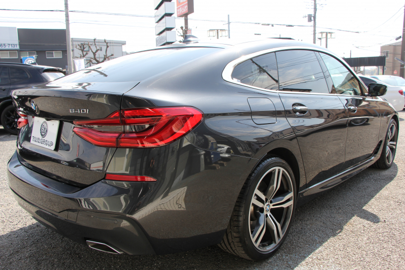 BMW 6シリーズ 640i Xdrive ｸﾞﾗﾝﾂｰﾘｽﾓ Mｽﾎﾟｰﾂ ﾃﾞﾋﾞｭｰｴﾃﾞｨｼｮﾝ 直6ﾀｰﾎﾞ4WD 40台限定車 ﾘｱｴﾝﾀ-ﾃｲﾒﾝﾄ 後席ﾓﾆﾀｰ Bowers＆WilkinsｻｳﾝﾄﾞﾊﾟﾉﾗﾏｻﾝR ﾌﾛﾝﾄｺﾝﾌｫｰﾄｼｰﾄ&ﾍﾞﾝﾁﾚｰｼｮﾝ 全ﾋｰﾀｰ茶革 全ﾄﾞｱｿﾌﾄｸﾛｰｽﾞ360度ｶﾒﾗ 追従ACC HUD 2年保証