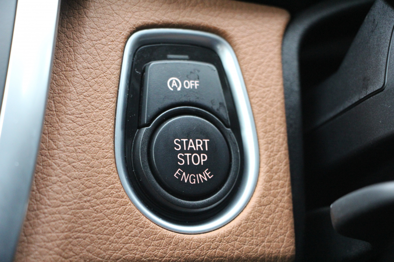 BMW 3シリーズ 320i ｸﾞﾗﾝﾂｰﾘｽﾓ ﾗｸﾞｼﾞｭｱﾘｰ 追従ACC ﾋｰﾀｰ茶革 衝突軽減ﾌﾞﾚｰｷ 車線逸脱警告 歩行者警告 ﾌﾙｾｸﾞTV ﾀｯﾁﾊﾟｯﾄﾞ対応iﾄﾞﾗｲﾌﾞHDDﾅﾋﾞBｶﾒﾗ 電動ﾄﾗﾝｸ ｽﾏｰﾄｷｰ Bluetooth接続 ｸﾛｰﾑﾗｲﾝｴｸｽﾃﾘｱ 2年保証