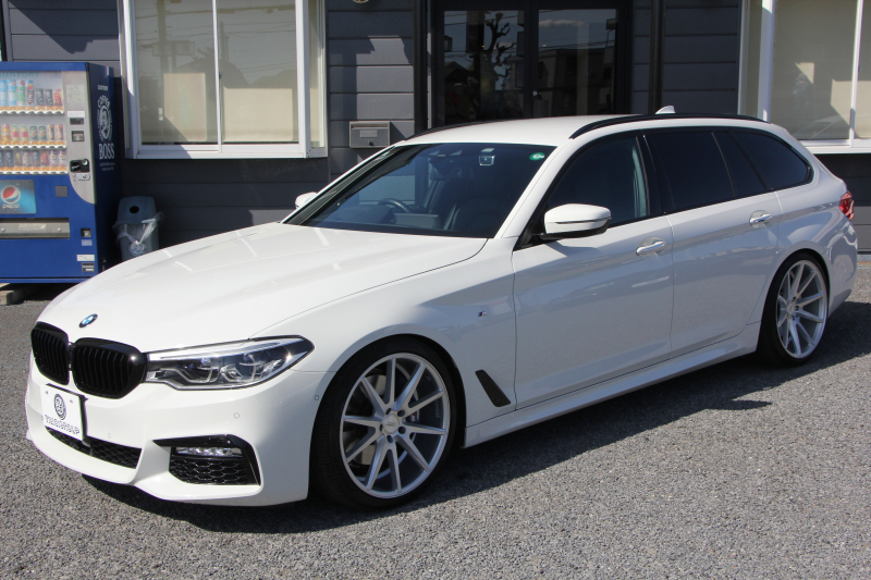 BMW 5シリーズ 530i ﾂｰﾘﾝｸﾞMｽﾎﾟｰﾂ ﾃﾞﾋﾞｭｰP 252馬力 全ﾋｰﾀｰ黒革 HUD VOSSEN VFS1 20AW BCﾚｰｼﾝｸﾞ車高調&iidﾛﾜﾘﾝｸﾞKIT ｿﾌﾄｸﾛｰｽﾞﾄﾞｱ 追従ACC ｽﾃｱﾘﾝｸﾞｻﾎﾟｰﾄ ﾀｯﾁ画面HDDﾅﾋﾞ360度ｶﾒﾗ LEDﾍｯﾄﾞﾗｲﾄ 2年保証