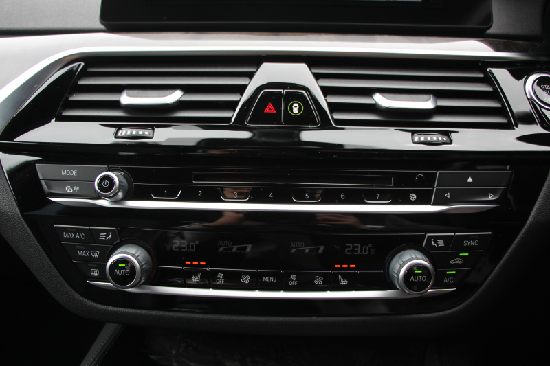 BMW 5シリーズ 530i ﾂｰﾘﾝｸﾞMｽﾎﾟｰﾂ ﾃﾞﾋﾞｭｰP 252馬力 全ﾋｰﾀｰ黒革 HUD VOSSEN VFS1 20AW BCﾚｰｼﾝｸﾞ車高調&iidﾛﾜﾘﾝｸﾞKIT ｿﾌﾄｸﾛｰｽﾞﾄﾞｱ 追従ACC ｽﾃｱﾘﾝｸﾞｻﾎﾟｰﾄ ﾀｯﾁ画面HDDﾅﾋﾞ360度ｶﾒﾗ LEDﾍｯﾄﾞﾗｲﾄ 2年保証