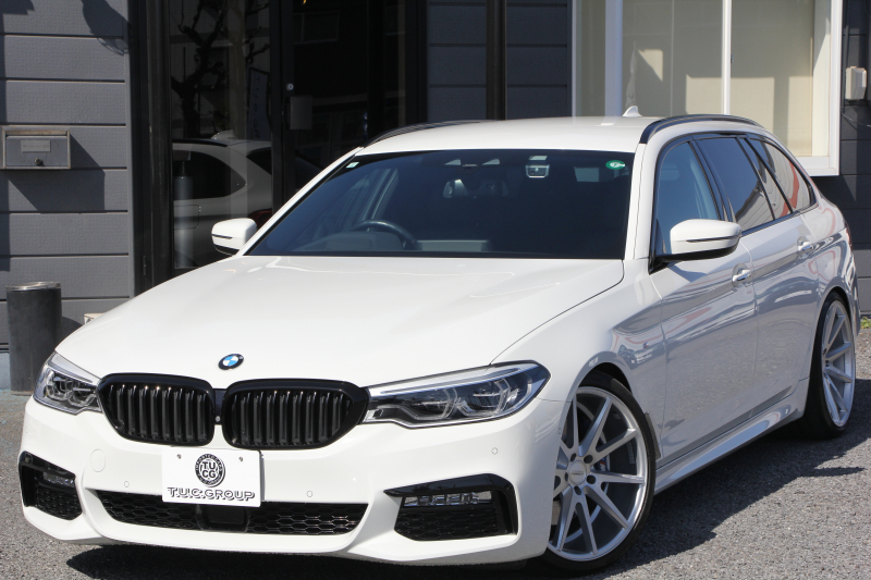 BMW 5シリーズ 530i ﾂｰﾘﾝｸﾞMｽﾎﾟｰﾂ ﾃﾞﾋﾞｭｰP 252馬力 全ﾋｰﾀｰ黒革 HUD VOSSEN VFS1 20AW BCﾚｰｼﾝｸﾞ車高調&iidﾛﾜﾘﾝｸﾞKIT ｿﾌﾄｸﾛｰｽﾞﾄﾞｱ 追従ACC ｽﾃｱﾘﾝｸﾞｻﾎﾟｰﾄ ﾀｯﾁ画面HDDﾅﾋﾞ360度ｶﾒﾗ LEDﾍｯﾄﾞﾗｲﾄ 2年保証