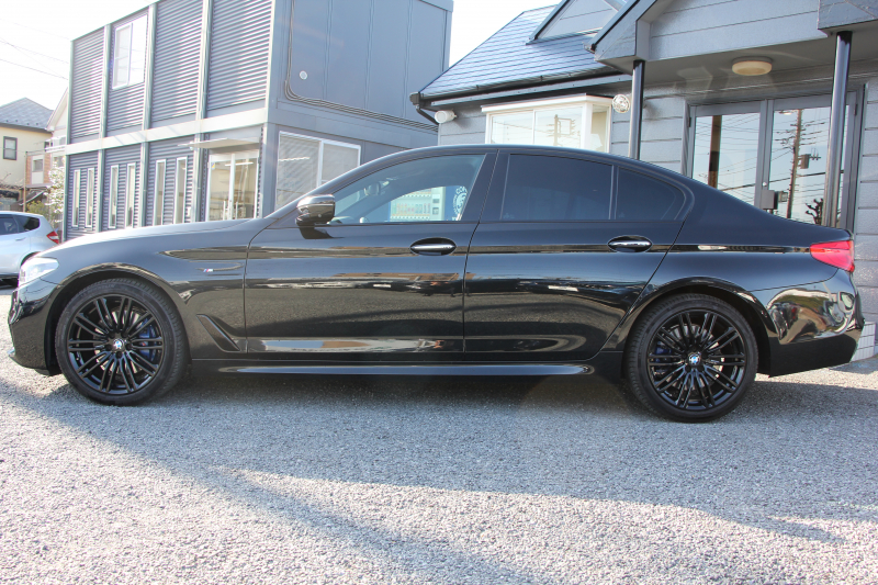 BMW 5シリーズ 530i ｴﾃﾞｨｼｮﾝﾐｯｼｮﾝｲﾝﾎﾟｯｼﾌﾞﾙ 特別仕様車 高出力 ﾅｲﾄﾌﾞﾙｰﾚｻﾞｰ ｱﾀﾞﾌﾟﾃｨﾌﾞｻｽ HUD ﾊｰﾏﾝｶｰﾄﾞﾝ 追従ACC ｽﾃｱﾘﾝｸﾞｻﾎﾟｰﾄ ﾀｯﾁ画面HDDﾅﾋﾞTV LEDﾍｯﾄﾞﾗｲﾄ ｵｰﾄﾊｲﾋﾞｰﾑ 電動ﾄﾗﾝｸ 360度ｶﾒﾗ 全席ﾋｰﾀｰ ﾌﾞﾗｯｸ19AW 2年保証