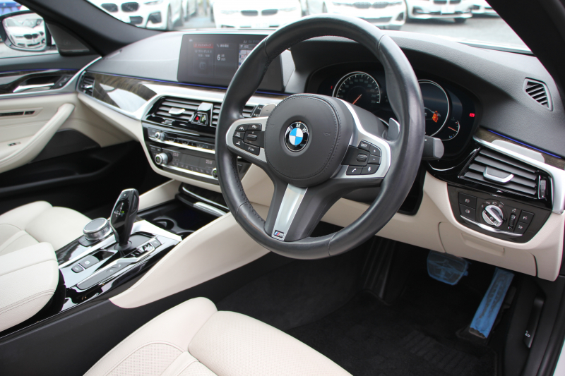 BMW 5シリーズ 530i Mｽﾎﾟｰﾂ ｲﾉﾍﾞｰｼｮﾝ&ｺﾝﾌｫｰﾄP 252馬力 ｻﾝﾙｰﾌ ﾊｰﾏﾝｶｰﾄﾞﾝ ｱｲﾎﾞﾘｰﾚｻﾞｰ ﾏｯｻｰｼﾞ&ｱｸﾃｨﾌﾞﾍﾞﾝﾁﾚｰｼｮﾝ 全席ﾋｰﾀｰ&4ｿﾞｰﾝｴｱｺﾝ ﾃﾞｨｽﾌﾟﾚｲｷｰ&ﾘﾓｰﾄP ｼﾞｪｽﾁｬｰC HUD LEDﾍｯﾄﾞﾗｲﾄ 追従ACC 360度ｶﾒﾗ 2年保証