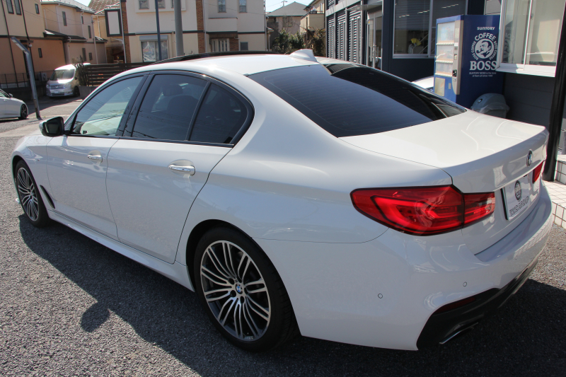BMW 5シリーズ 530i Mｽﾎﾟｰﾂ ｲﾉﾍﾞｰｼｮﾝ&ｺﾝﾌｫｰﾄP 252馬力 ｻﾝﾙｰﾌ ﾊｰﾏﾝｶｰﾄﾞﾝ ｱｲﾎﾞﾘｰﾚｻﾞｰ ﾏｯｻｰｼﾞ&ｱｸﾃｨﾌﾞﾍﾞﾝﾁﾚｰｼｮﾝ 全席ﾋｰﾀｰ&4ｿﾞｰﾝｴｱｺﾝ ﾃﾞｨｽﾌﾟﾚｲｷｰ&ﾘﾓｰﾄP ｼﾞｪｽﾁｬｰC HUD LEDﾍｯﾄﾞﾗｲﾄ 追従ACC 360度ｶﾒﾗ 2年保証