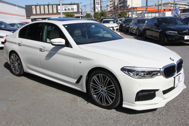 BMW 5シリーズ 530i Mｽﾎﾟｰﾂ ｲﾉﾍﾞｰｼｮﾝ&ｺﾝﾌｫｰﾄP 252馬力 ｻﾝﾙｰﾌ ﾊｰﾏﾝｶｰﾄﾞﾝ ｱｲﾎﾞﾘｰﾚｻﾞｰ ﾏｯｻｰｼﾞ&ｱｸﾃｨﾌﾞﾍﾞﾝﾁﾚｰｼｮﾝ 全席ﾋｰﾀｰ&4ｿﾞｰﾝｴｱｺﾝ ﾃﾞｨｽﾌﾟﾚｲｷｰ&ﾘﾓｰﾄP ｼﾞｪｽﾁｬｰC HUD LEDﾍｯﾄﾞﾗｲﾄ 追従ACC 360度ｶﾒﾗ 2年保証