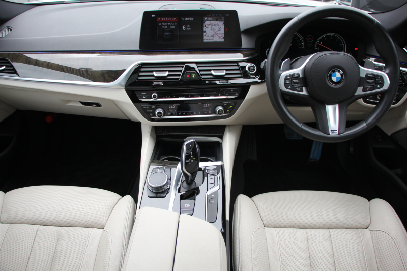 BMW 5シリーズ 530i Mｽﾎﾟｰﾂ ｲﾉﾍﾞｰｼｮﾝ&ｺﾝﾌｫｰﾄP 252馬力 ｻﾝﾙｰﾌ ﾊｰﾏﾝｶｰﾄﾞﾝ ｱｲﾎﾞﾘｰﾚｻﾞｰ ﾏｯｻｰｼﾞ&ｱｸﾃｨﾌﾞﾍﾞﾝﾁﾚｰｼｮﾝ 全席ﾋｰﾀｰ&4ｿﾞｰﾝｴｱｺﾝ ﾃﾞｨｽﾌﾟﾚｲｷｰ&ﾘﾓｰﾄP ｼﾞｪｽﾁｬｰC HUD LEDﾍｯﾄﾞﾗｲﾄ 追従ACC 360度ｶﾒﾗ 2年保証