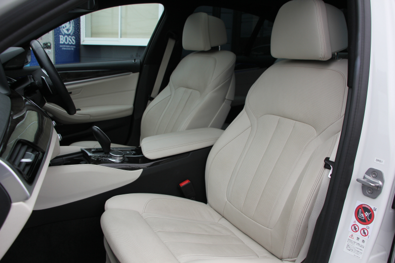 BMW 5シリーズ 530i Mｽﾎﾟｰﾂ ｲﾉﾍﾞｰｼｮﾝ&ｺﾝﾌｫｰﾄP 252馬力 ｻﾝﾙｰﾌ ﾊｰﾏﾝｶｰﾄﾞﾝ ｱｲﾎﾞﾘｰﾚｻﾞｰ ﾏｯｻｰｼﾞ&ｱｸﾃｨﾌﾞﾍﾞﾝﾁﾚｰｼｮﾝ 全席ﾋｰﾀｰ&4ｿﾞｰﾝｴｱｺﾝ ﾃﾞｨｽﾌﾟﾚｲｷｰ&ﾘﾓｰﾄP ｼﾞｪｽﾁｬｰC HUD LEDﾍｯﾄﾞﾗｲﾄ 追従ACC 360度ｶﾒﾗ 2年保証