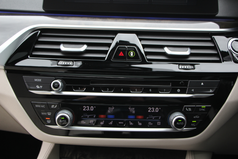 BMW 5シリーズ 530i Mｽﾎﾟｰﾂ ｲﾉﾍﾞｰｼｮﾝ&ｺﾝﾌｫｰﾄP 252馬力 ｻﾝﾙｰﾌ ﾊｰﾏﾝｶｰﾄﾞﾝ ｱｲﾎﾞﾘｰﾚｻﾞｰ ﾏｯｻｰｼﾞ&ｱｸﾃｨﾌﾞﾍﾞﾝﾁﾚｰｼｮﾝ 全席ﾋｰﾀｰ&4ｿﾞｰﾝｴｱｺﾝ ﾃﾞｨｽﾌﾟﾚｲｷｰ&ﾘﾓｰﾄP ｼﾞｪｽﾁｬｰC HUD LEDﾍｯﾄﾞﾗｲﾄ 追従ACC 360度ｶﾒﾗ 2年保証