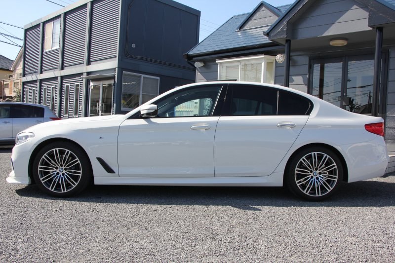 BMW 5シリーズ 530i Mｽﾎﾟｰﾂ ｲﾉﾍﾞｰｼｮﾝ&ｺﾝﾌｫｰﾄP 252馬力 ｻﾝﾙｰﾌ ﾊｰﾏﾝｶｰﾄﾞﾝ ｱｲﾎﾞﾘｰﾚｻﾞｰ ﾏｯｻｰｼﾞ&ｱｸﾃｨﾌﾞﾍﾞﾝﾁﾚｰｼｮﾝ 全席ﾋｰﾀｰ&4ｿﾞｰﾝｴｱｺﾝ ﾃﾞｨｽﾌﾟﾚｲｷｰ&ﾘﾓｰﾄP ｼﾞｪｽﾁｬｰC HUD LEDﾍｯﾄﾞﾗｲﾄ 追従ACC 360度ｶﾒﾗ 2年保証