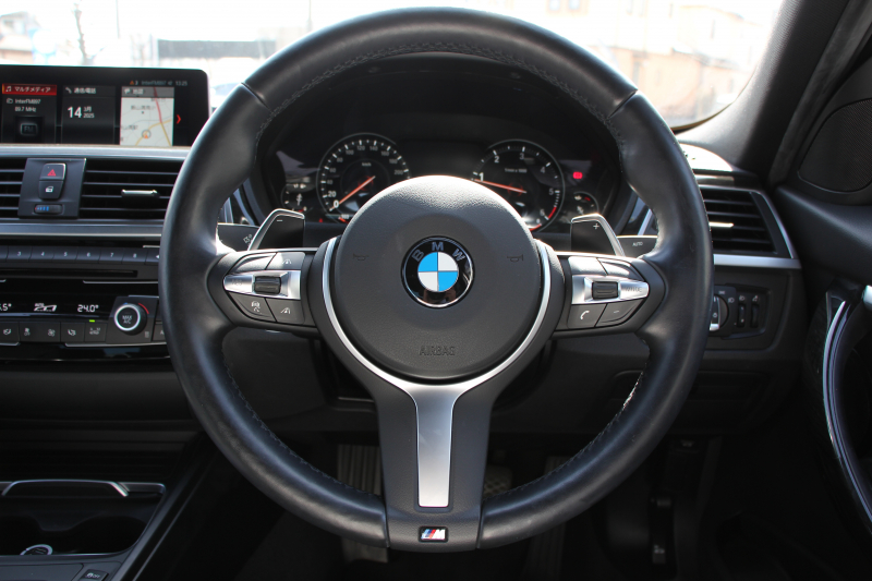 BMW 3シリーズ 320d Mｽﾎﾟｰﾂ 最終ﾓﾃﾞﾙ 8C新ｴﾝｼﾞﾝ ｻﾝﾙｰﾌ ﾋｰﾀｰ黒革 液晶ﾒｰﾀｰ 追従ACC LEDﾍｯﾄﾞﾗｲﾄ&ﾃｰﾙ ﾀｯﾁ画面対応HDDﾅﾋﾞBluetooth接続 Mﾊﾟﾌｫｰﾏﾝｽｽﾎﾟｲﾗｰ ﾚｰﾝﾁｪﾝｼﾞ警告 衝突軽減ﾌﾞﾚｰｷ 車線逸脱警告 歩行者警告 2年保証