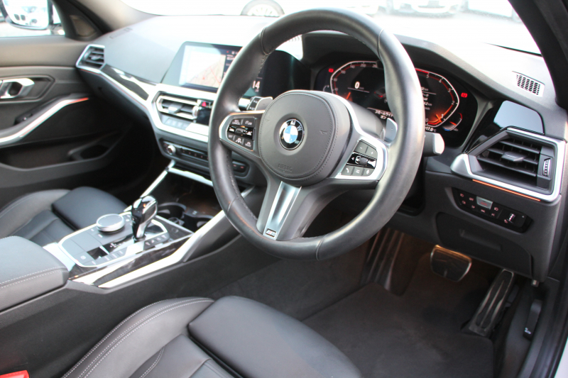 BMW 3シリーズ 320d Xdrive Mｽﾎﾟｰﾂ ﾊｲﾗｲﾝ ｺﾝﾌｫｰﾄP 4WD 真珠色 ﾋｰﾀｰ黒革 Pｱｼｽﾄﾌﾟﾗｽ 360度ｶﾒﾗ 電動ﾄﾗﾝｸ BMWﾗｲﾌﾞｺｯｸﾋﾟｯﾄﾞﾀｯﾁ画面ﾅﾋﾞApplecarplay対応 ﾜｲﾔﾚｽ充電 LEDﾍｯﾄﾞﾗｲﾄ ｵｰﾄﾊｲﾋﾞｰﾑ 追従ACC ｽﾃｱﾘﾝｸﾞｻﾎﾟｰﾄ ﾚｰﾝﾁｪﾝｼﾞ警告 2年保証