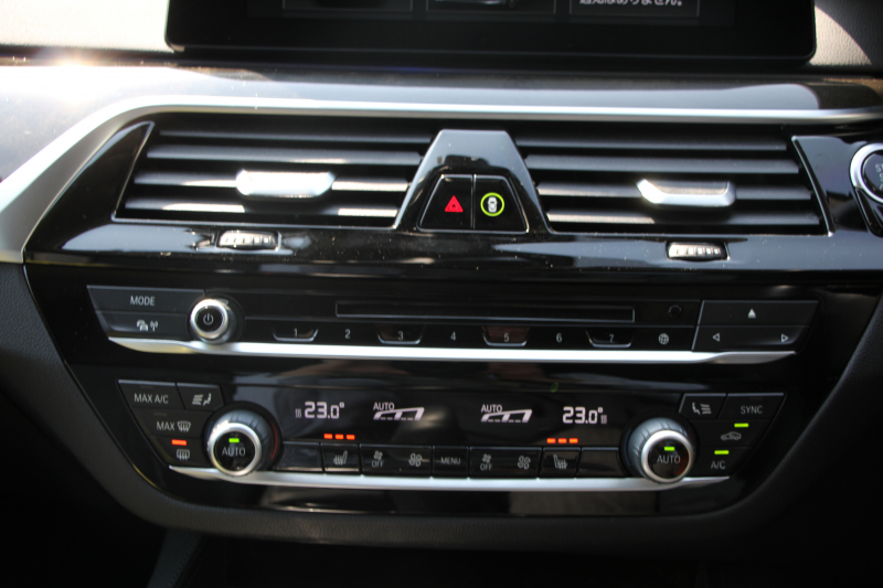 BMW 5シリーズ 523d ﾗｸﾞｼﾞｭｱﾘｰ ﾃﾞﾋﾞｭｰP 真珠色 全席ﾋｰﾀｰ黒革 HUD ｿﾌﾄｸﾛｰｽﾞﾄﾞｱ ｼﾞｪｽﾁｬｰC 追従ACC ｽﾃｱﾘﾝｸﾞｻﾎﾟｰﾄ LEDﾍｯﾄﾞﾗｲﾄ ｵｰﾄﾊｲﾋﾞｰﾑ ﾀｯﾁ画面HDDﾅﾋﾞTV 360度ｶﾒﾗ 電動ﾄﾗﾝｸ ｽﾏｰﾄｷｰ ｱﾝﾋﾞｴﾝﾄﾗｲﾄ ｸﾛｰﾑﾗｲﾝｴｸｽﾃﾘｱ 2年保証