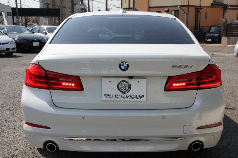 BMW 5シリーズ 523d ﾗｸﾞｼﾞｭｱﾘｰ ﾃﾞﾋﾞｭｰP 真珠色 全席ﾋｰﾀｰ黒革 HUD ｿﾌﾄｸﾛｰｽﾞﾄﾞｱ ｼﾞｪｽﾁｬｰC 追従ACC ｽﾃｱﾘﾝｸﾞｻﾎﾟｰﾄ LEDﾍｯﾄﾞﾗｲﾄ ｵｰﾄﾊｲﾋﾞｰﾑ ﾀｯﾁ画面HDDﾅﾋﾞTV 360度ｶﾒﾗ 電動ﾄﾗﾝｸ ｽﾏｰﾄｷｰ ｱﾝﾋﾞｴﾝﾄﾗｲﾄ ｸﾛｰﾑﾗｲﾝｴｸｽﾃﾘｱ 2年保証