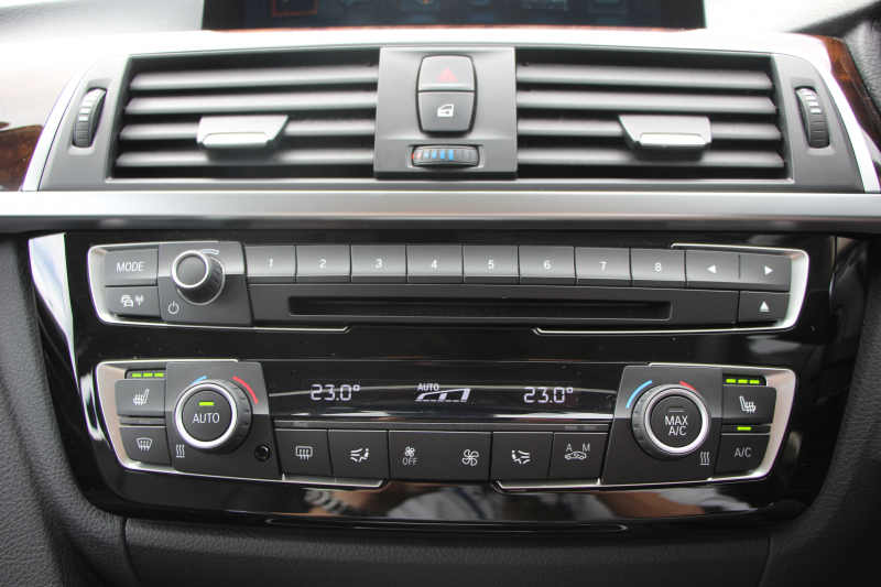 BMW 3シリーズ 320i ﾂｰﾘﾝｸﾞﾗｸﾞｼﾞｭｱﾘｰ LCI後期 新ｴﾝｼﾞﾝ ﾊﾟﾉﾗﾏｻﾝR ﾋｰﾀｰ黒革 LEDﾍｯﾄﾞﾗｲﾄ&ﾃｰﾙ TOPﾋﾞｭｰ&ｻｲﾄﾞﾋﾞｭｰｶﾒﾗ Pｱｼｽﾄ 追従ACC ﾚｰﾝC警告 衝突軽減ﾌﾞﾚｰｷ 車線逸脱&歩行者 警告ﾀｯﾁﾊﾟｯﾄﾞ対応HDDﾅﾋﾞBluetooth接続 Bｶﾒﾗ ｽﾏｰﾄｷｰ 電動ﾄﾗﾝｸ 2年保証