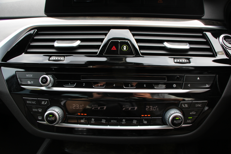 BMW 5シリーズ 530i Mｽﾎﾟｰﾂ ﾃﾞﾋﾞｭｰP 1ｵ-ﾅ 252馬力 全席ﾋｰﾀｰ黒革 HUD ｼﾞｪｽﾁｬｰC ｿﾌﾄｸﾛｰｽﾞﾄﾞｱ 追従ACC ｽﾃｱﾘﾝｸﾞｻﾎﾟｰﾄ LEDﾍｯﾄﾞﾗｲﾄ ﾊｲﾋﾞｰﾑｱｼｽﾄ ﾀｯﾁ画面HDDﾅﾋﾞTV 360度ｶﾒﾗ Pｱｼｽﾄﾌﾟﾗｽ 電動ﾄﾗﾝｸ 2年保証