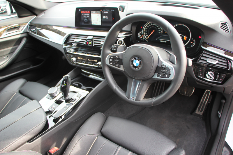 BMW 5シリーズ 530i Mｽﾎﾟｰﾂ ﾃﾞﾋﾞｭｰP 1ｵ-ﾅ 252馬力 全席ﾋｰﾀｰ黒革 HUD ｼﾞｪｽﾁｬｰC ｿﾌﾄｸﾛｰｽﾞﾄﾞｱ 追従ACC ｽﾃｱﾘﾝｸﾞｻﾎﾟｰﾄ LEDﾍｯﾄﾞﾗｲﾄ ﾊｲﾋﾞｰﾑｱｼｽﾄ ﾀｯﾁ画面HDDﾅﾋﾞTV 360度ｶﾒﾗ Pｱｼｽﾄﾌﾟﾗｽ 電動ﾄﾗﾝｸ 2年保証