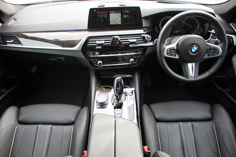 BMW 5シリーズ 530i Mｽﾎﾟｰﾂ ﾃﾞﾋﾞｭｰP 1ｵ-ﾅ 252馬力 全席ﾋｰﾀｰ黒革 HUD ｼﾞｪｽﾁｬｰC ｿﾌﾄｸﾛｰｽﾞﾄﾞｱ 追従ACC ｽﾃｱﾘﾝｸﾞｻﾎﾟｰﾄ LEDﾍｯﾄﾞﾗｲﾄ ﾊｲﾋﾞｰﾑｱｼｽﾄ ﾀｯﾁ画面HDDﾅﾋﾞTV 360度ｶﾒﾗ Pｱｼｽﾄﾌﾟﾗｽ 電動ﾄﾗﾝｸ 2年保証