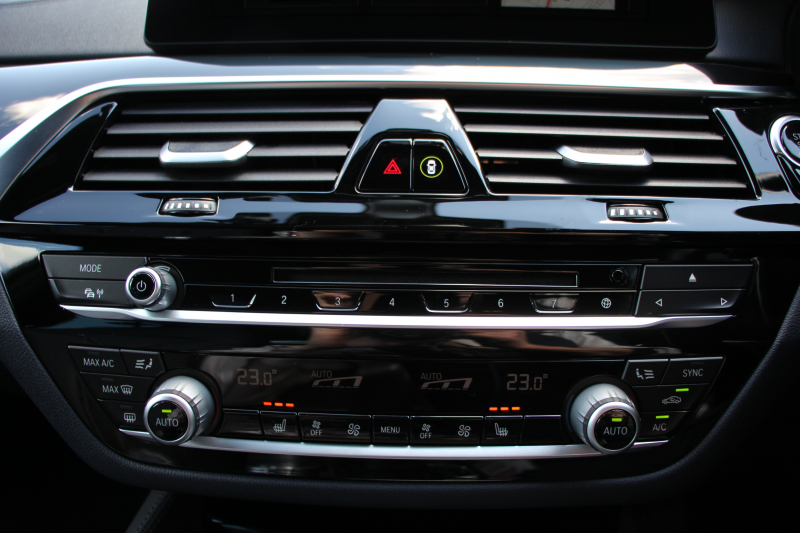 BMW 5シリーズ 530i ﾂｰﾘﾝｸﾞｴﾃﾞｨｼｮﾝﾐｯｼｮﾝｲﾝﾎﾟｯｼﾌﾞﾙ 特別仕様車 高出力 ﾅｲﾄﾌﾞﾙｰﾚｻﾞｰ ｱﾀﾞﾌﾟﾃｨﾌﾞｻｽ HUD ﾊｰﾏﾝｶｰﾄﾞﾝ ACC ｽﾃｱﾘﾝｸﾞｻﾎﾟｰﾄ ﾀｯﾁ画面HDDﾅﾋﾞTV LEDﾍｯﾄﾞﾗｲﾄ ｵｰﾄﾊｲﾋﾞｰﾑ 電動ﾄﾗﾝｸ 360度ｶﾒﾗ 全席ﾋｰﾀｰ ﾌﾞﾗｯｸ19AW 2年保証