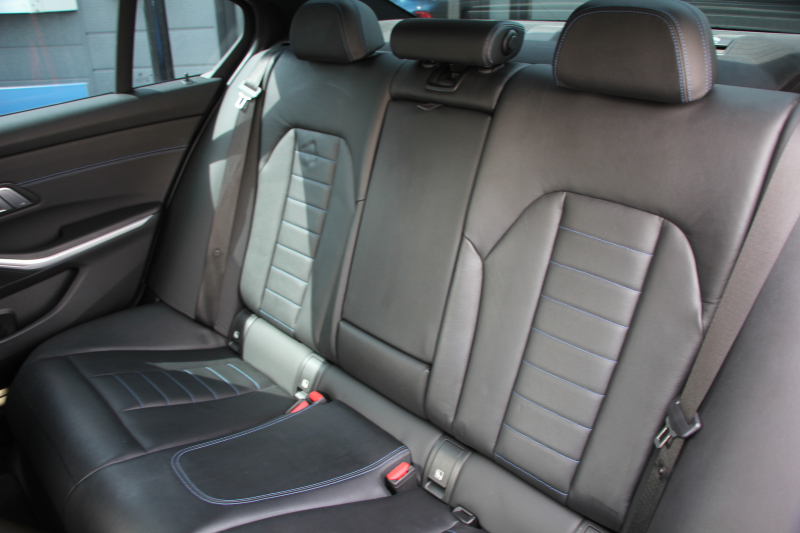 BMW 3シリーズ 320i Mｽﾎﾟｰﾂ ﾃﾞﾋﾞｭｰ&ｺﾝﾌｫｰﾄP ﾋｰﾀｰ黒革 19AW HUD BMWﾗｲﾌﾞｺｯｸﾋﾟｯﾄﾞﾀｯﾁﾊﾟﾈﾙ対応HDDﾅﾋﾞApplecarplay対応 電動ﾄﾗﾝｸ LEDﾍｯﾄﾞﾗｲﾄ LEDﾌｫｸﾞPｱｼｽﾄ 追従ACC ｽﾃｱﾘﾝｸﾞｻﾎﾟｰﾄ Hifiｽﾋﾟｰｶｰ 2年保証