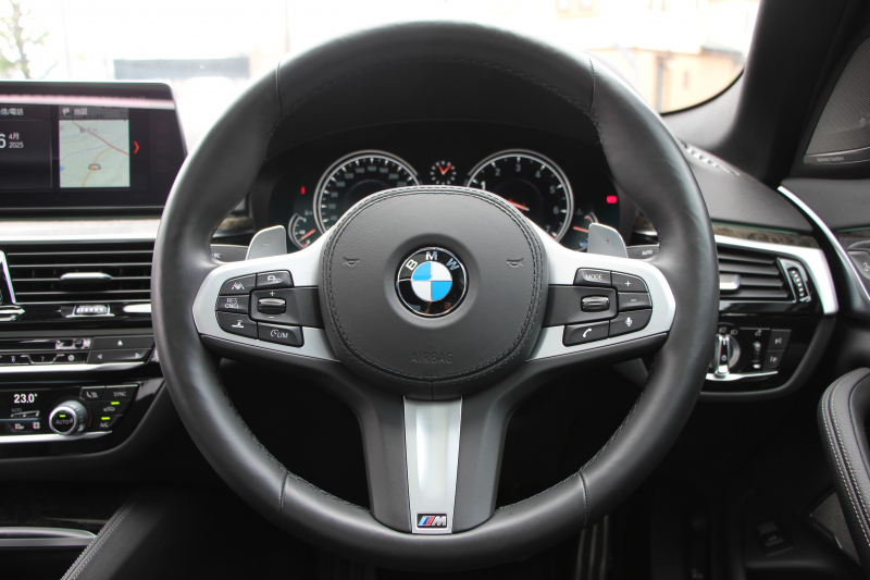 BMW 5シリーズ 540i Mｽﾎﾟｰﾂ ｲﾉﾍﾞｰｼｮﾝP 後輪駆動 1ｵ-ﾅ ｻﾝﾙｰﾌ 全席ﾋｰﾀｰ黒革 直6ﾀｰﾎﾞ340馬力 ｱﾀﾞﾌﾟﾃｨﾌﾞｻｽ ﾊｰﾏﾝｶｰﾄﾞﾝ HUD ﾃﾞｨｽﾌﾟﾚｲｷｰ ﾘﾓｰﾄﾊﾟｰｷﾝｸﾞｼﾞｪｽﾁｬｰC ﾜｲﾔﾚｽ充電 4ｿﾞｰﾝｴｱｺﾝ 追従ACC LEDﾍｯﾄﾞﾗｲﾄ ｵｰﾄﾊｲﾋﾞｰﾑ 2年保証