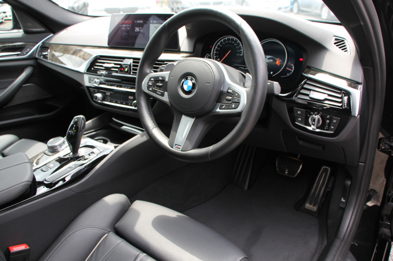 BMW 5シリーズ 540i Mｽﾎﾟｰﾂ ｲﾉﾍﾞｰｼｮﾝP 後輪駆動 1ｵ-ﾅ ｻﾝﾙｰﾌ 全席ﾋｰﾀｰ黒革 直6ﾀｰﾎﾞ340馬力 ｱﾀﾞﾌﾟﾃｨﾌﾞｻｽ ﾊｰﾏﾝｶｰﾄﾞﾝ HUD ﾃﾞｨｽﾌﾟﾚｲｷｰ ﾘﾓｰﾄﾊﾟｰｷﾝｸﾞｼﾞｪｽﾁｬｰC ﾜｲﾔﾚｽ充電 4ｿﾞｰﾝｴｱｺﾝ 追従ACC LEDﾍｯﾄﾞﾗｲﾄ ｵｰﾄﾊｲﾋﾞｰﾑ 2年保証