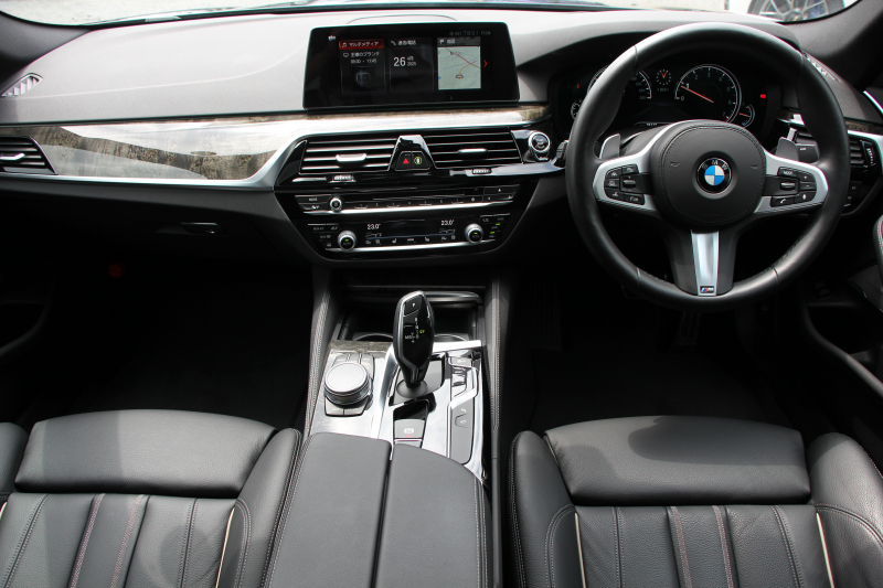 BMW 5シリーズ 540i Mｽﾎﾟｰﾂ ｲﾉﾍﾞｰｼｮﾝP 後輪駆動 1ｵ-ﾅ ｻﾝﾙｰﾌ 全席ﾋｰﾀｰ黒革 直6ﾀｰﾎﾞ340馬力 ｱﾀﾞﾌﾟﾃｨﾌﾞｻｽ ﾊｰﾏﾝｶｰﾄﾞﾝ HUD ﾃﾞｨｽﾌﾟﾚｲｷｰ ﾘﾓｰﾄﾊﾟｰｷﾝｸﾞｼﾞｪｽﾁｬｰC ﾜｲﾔﾚｽ充電 4ｿﾞｰﾝｴｱｺﾝ 追従ACC LEDﾍｯﾄﾞﾗｲﾄ ｵｰﾄﾊｲﾋﾞｰﾑ 2年保証