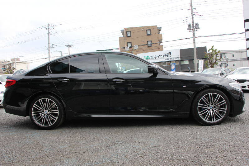 BMW 5シリーズ 540i Mｽﾎﾟｰﾂ ｲﾉﾍﾞｰｼｮﾝP 後輪駆動 1ｵ-ﾅ ｻﾝﾙｰﾌ 全席ﾋｰﾀｰ黒革 直6ﾀｰﾎﾞ340馬力 ｱﾀﾞﾌﾟﾃｨﾌﾞｻｽ ﾊｰﾏﾝｶｰﾄﾞﾝ HUD ﾃﾞｨｽﾌﾟﾚｲｷｰ ﾘﾓｰﾄﾊﾟｰｷﾝｸﾞｼﾞｪｽﾁｬｰC ﾜｲﾔﾚｽ充電 4ｿﾞｰﾝｴｱｺﾝ 追従ACC LEDﾍｯﾄﾞﾗｲﾄ ｵｰﾄﾊｲﾋﾞｰﾑ 2年保証