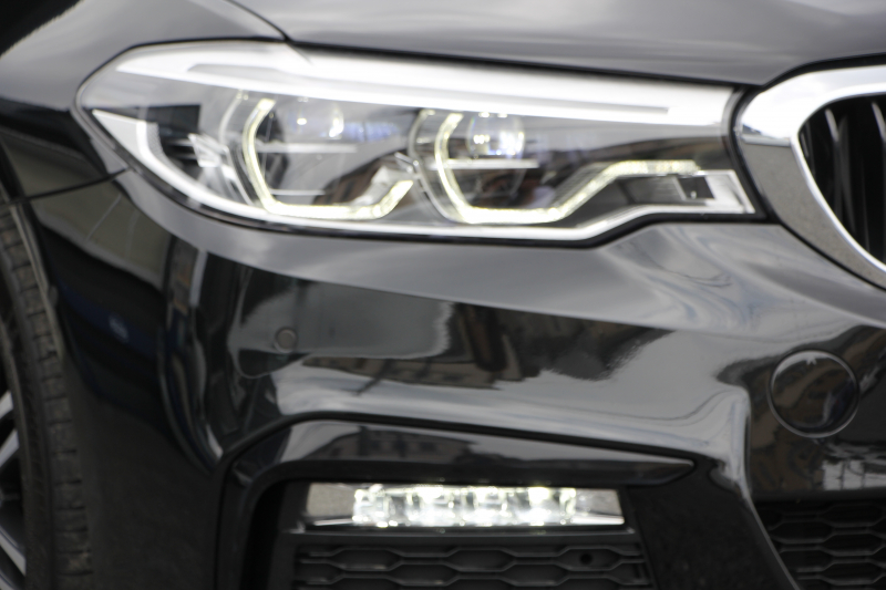 BMW 5シリーズ 540i Mｽﾎﾟｰﾂ ｲﾉﾍﾞｰｼｮﾝP 後輪駆動 1ｵ-ﾅ ｻﾝﾙｰﾌ 全席ﾋｰﾀｰ黒革 直6ﾀｰﾎﾞ340馬力 ｱﾀﾞﾌﾟﾃｨﾌﾞｻｽ ﾊｰﾏﾝｶｰﾄﾞﾝ HUD ﾃﾞｨｽﾌﾟﾚｲｷｰ ﾘﾓｰﾄﾊﾟｰｷﾝｸﾞｼﾞｪｽﾁｬｰC ﾜｲﾔﾚｽ充電 4ｿﾞｰﾝｴｱｺﾝ 追従ACC LEDﾍｯﾄﾞﾗｲﾄ ｵｰﾄﾊｲﾋﾞｰﾑ 2年保証