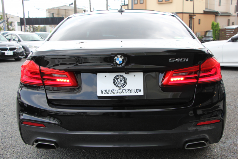 BMW 5シリーズ 540i Mｽﾎﾟｰﾂ ｲﾉﾍﾞｰｼｮﾝP 後輪駆動 1ｵ-ﾅ ｻﾝﾙｰﾌ 全席ﾋｰﾀｰ黒革 直6ﾀｰﾎﾞ340馬力 ｱﾀﾞﾌﾟﾃｨﾌﾞｻｽ ﾊｰﾏﾝｶｰﾄﾞﾝ HUD ﾃﾞｨｽﾌﾟﾚｲｷｰ ﾘﾓｰﾄﾊﾟｰｷﾝｸﾞｼﾞｪｽﾁｬｰC ﾜｲﾔﾚｽ充電 4ｿﾞｰﾝｴｱｺﾝ 追従ACC LEDﾍｯﾄﾞﾗｲﾄ ｵｰﾄﾊｲﾋﾞｰﾑ 2年保証
