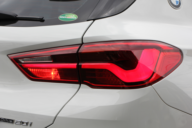 BMW X2 Xdrive20i MｽﾎﾟｰﾂX ﾃﾞﾋﾞｭｰP 4WD ﾊｲﾗｲﾝ ｺﾝﾌｫｰﾄP 追従ACC HUD ﾋｰﾀｰ黒革 電動ｼｰﾄ ｵﾌﾟｼｮﾝ20AW Mﾘｱｽﾎﾟｲﾗｰ ﾀｯﾁ画面HDDﾅﾋﾞBｶﾒﾗ Pｱｼｽﾄ CD&DVD再生可能 Bluetooth接続 電動ﾄﾗﾝｸ LEDﾍｯﾄﾞﾗｲﾄ ｽﾏｰﾄｷｰ 8速AT 2年保証