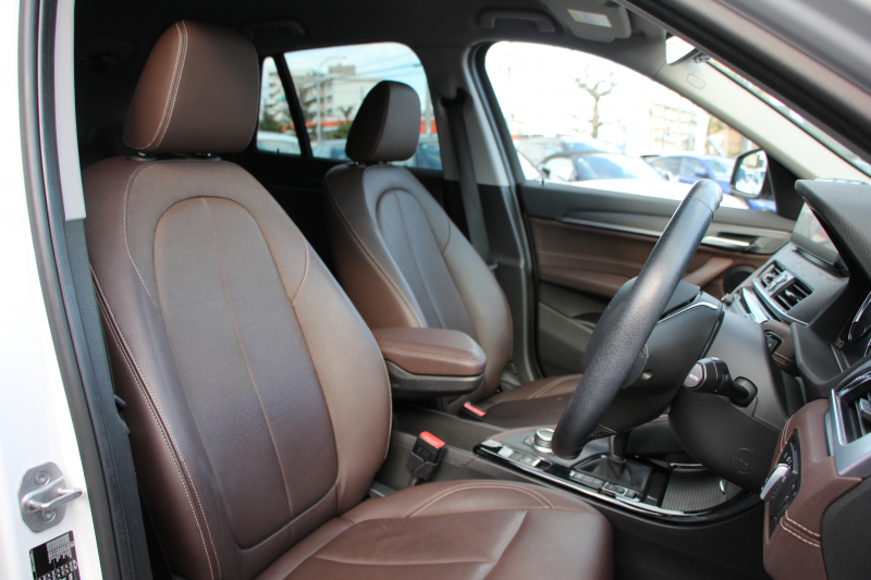 BMW X1 Xdrive18d Xﾗｲﾝ ﾊｲﾗｲﾝ&ｺﾝﾌｫｰﾄP 1ｵ-ﾅ LCI後期 ﾌｪｲｽﾘﾌﾄ後 真珠色 ﾋｰﾀｰ付ﾓｶﾚｻﾞｰ 追従ACC 電動ｼｰﾄ LEDﾍｯﾄﾞﾗｲﾄ 電動ﾄﾗﾝｸ ﾀｯﾁ画面ﾅﾋﾞ衝突軽減ﾌﾞﾚｰｷ 車線逸脱警告 歩行者警告 18AW ｳｯﾄﾞﾊﾟﾈﾙ 2年保証