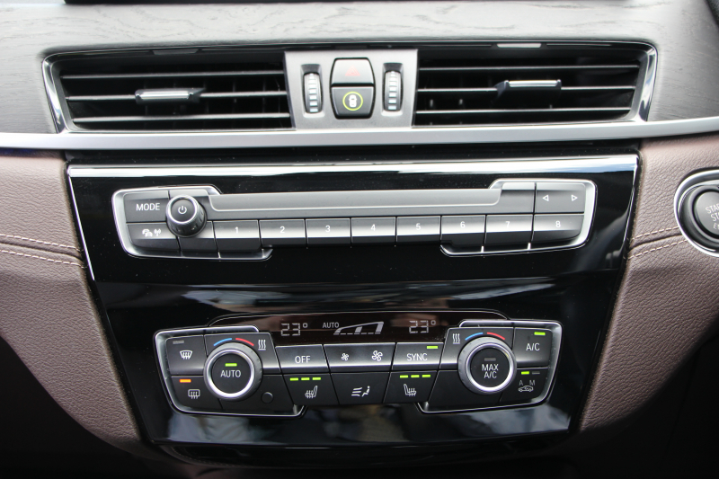 BMW X1 Xdrive18d Xﾗｲﾝ ﾊｲﾗｲﾝ&ｺﾝﾌｫｰﾄP 1ｵ-ﾅ LCI後期 ﾌｪｲｽﾘﾌﾄ後 真珠色 ﾋｰﾀｰ付ﾓｶﾚｻﾞｰ 追従ACC 電動ｼｰﾄ LEDﾍｯﾄﾞﾗｲﾄ 電動ﾄﾗﾝｸ ﾀｯﾁ画面ﾅﾋﾞ衝突軽減ﾌﾞﾚｰｷ 車線逸脱警告 歩行者警告 18AW ｳｯﾄﾞﾊﾟﾈﾙ 2年保証