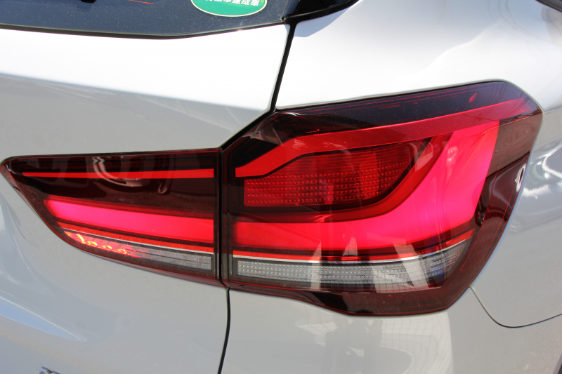 BMW X1 Xdrive18d Xﾗｲﾝ ﾊｲﾗｲﾝ&ｺﾝﾌｫｰﾄP 1ｵ-ﾅ LCI後期 ﾌｪｲｽﾘﾌﾄ後 真珠色 ﾋｰﾀｰ付ﾓｶﾚｻﾞｰ 追従ACC 電動ｼｰﾄ LEDﾍｯﾄﾞﾗｲﾄ 電動ﾄﾗﾝｸ ﾀｯﾁ画面ﾅﾋﾞ衝突軽減ﾌﾞﾚｰｷ 車線逸脱警告 歩行者警告 18AW ｳｯﾄﾞﾊﾟﾈﾙ 2年保証