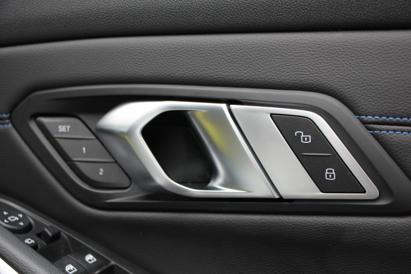 BMW 3シリーズ 320i Mｽﾎﾟｰﾂ ｺﾝﾌｫｰﾄP ｼｰﾄﾋｰﾀｰ HUD ｼﾞｪｽﾁｬｰｺﾝﾄﾛｰﾙ 追従ACC ｽﾃｱﾘﾝｸﾞｻﾎﾟｰﾄ ﾌﾞﾗｯｸﾍﾟｲﾝﾄAW&H&Rｻｽ BMWﾗｲﾌﾞｺｯｸﾋﾟｯﾄ ｱｯﾌﾟﾙｶｰﾌﾟﾚｲ HDDﾅﾋﾞPｱｼｽﾄ LEDﾍｯﾄﾞﾗｲﾄ ｵｰﾄﾊｲﾋﾞｰﾑ 電動ﾄﾗﾝｸ ｽﾏｰﾄｷｰ 2年保証